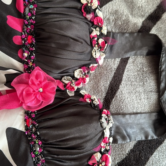 Vintage Dress. Built in crinoline! Beautiful. - Picture 3 of 5